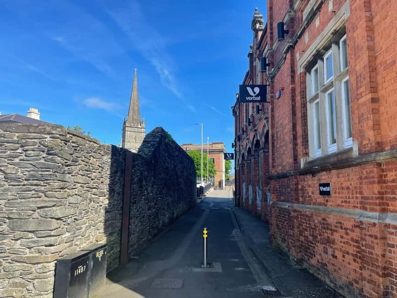 Complete city tour of Derry - Visiting Derry’s Town Hall and Historic Buildings