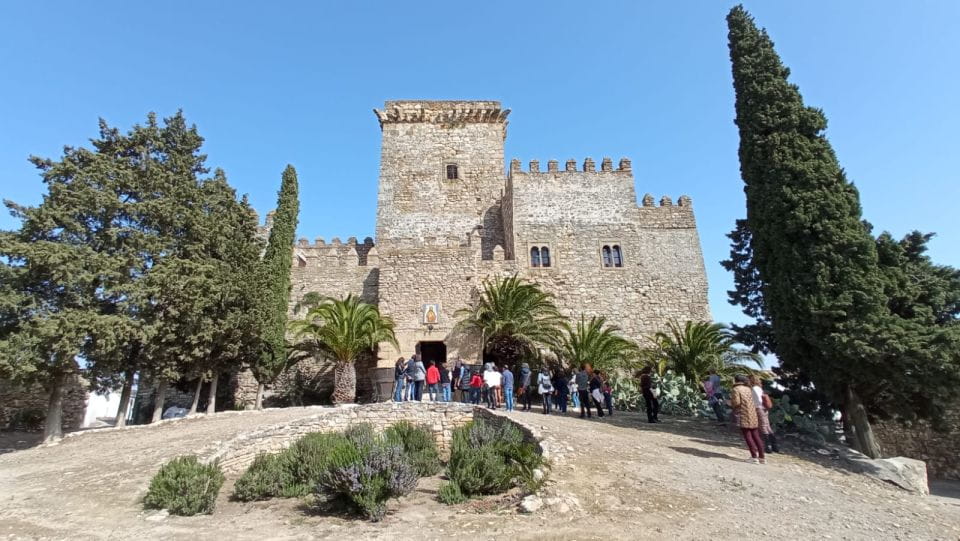 Córdoba: Ducal Castle Guided Walking Tour - Understanding the Castles Defenses
