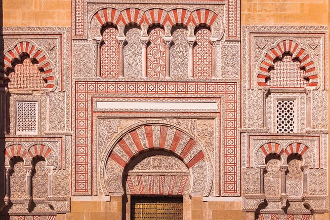 Córdoba Scavenger Hunt and City Highlights Walking Tour - Entering Córdoba’s Historic Heart