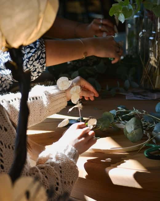 Cotignac: Workshop for creating dried flower crowns - Why a Dried Flower Crown Workshop in Cotignac Stands Out