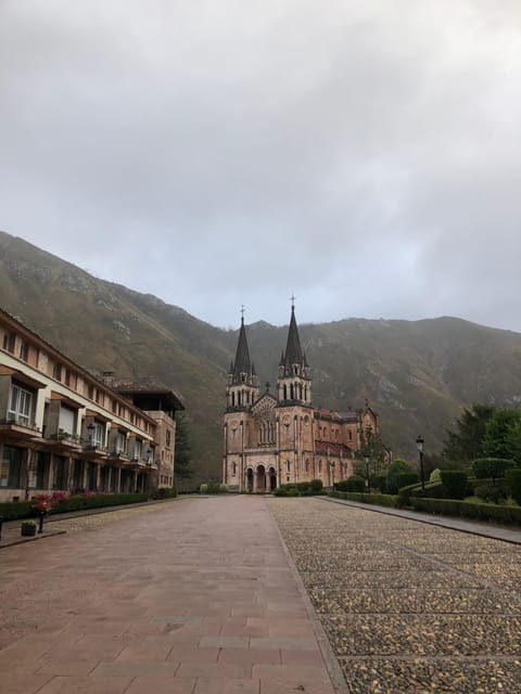Covadonga y Cascos Históricos Cangas de Onís y Lastres - Coastal Charm: Lastres, A Fishing Village