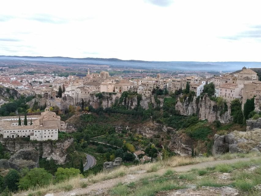 Cuenca: Nighttime Highlights Walking Tour in Spanish - Gothic Cathedrals Ornate Decoration