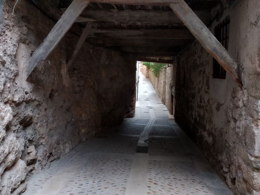 Cuenca: Nighttime Highlights Walking Tour in Spanish - Unique Hanging Houses Structure