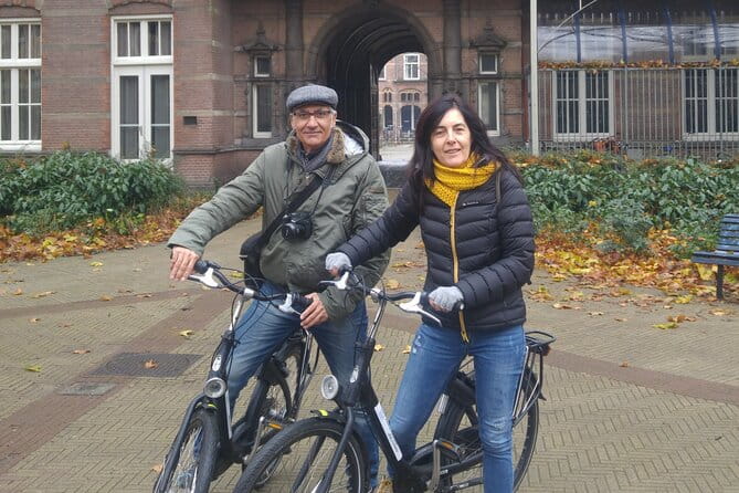 Daily group bike tour in Spanish. - Practical Considerations