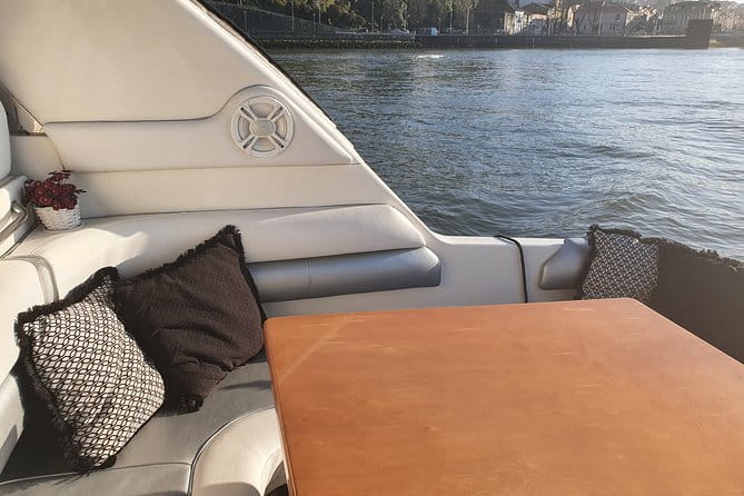 Day trip by private yacht to Curva da Lomba from Porto - Discovering Porto’s Scenic Waterways