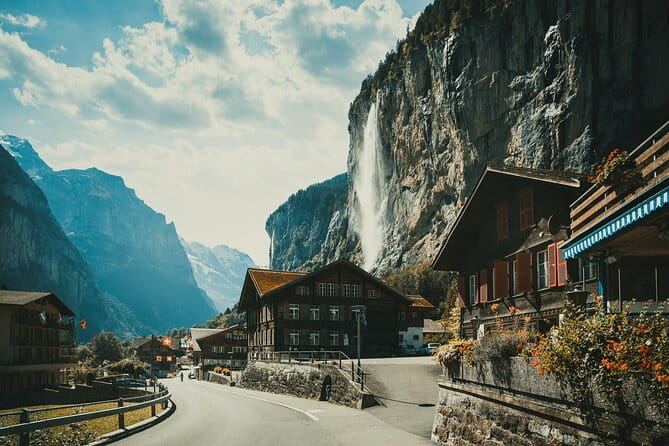 Daytrip to Swiss Villages: Interlaken Grindelwald & Lauterbrunnen - Lauterbrunnen and the Power of Waterfalls