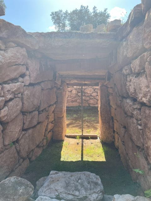 Delphi: Easy Hike from the Monastery to the Mycenaean tomb - FAQ