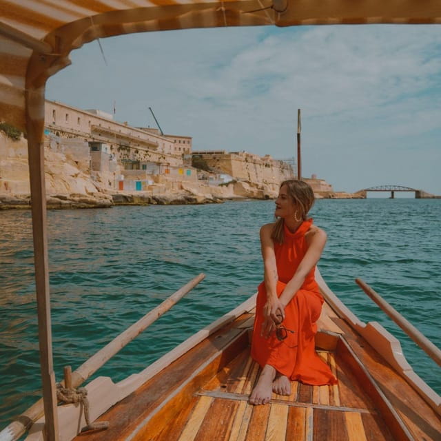 Dghajsa: Sunset Walk and Gondola TOUR IN PORTUGUESE - Starting Point: Triton Fountain in Valletta