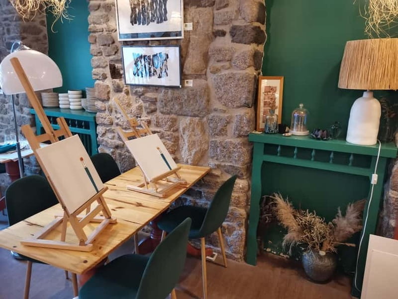Dinan: Painting experience in a café - Entering the Artistic Café: A Unique Creative Hub in Dinan