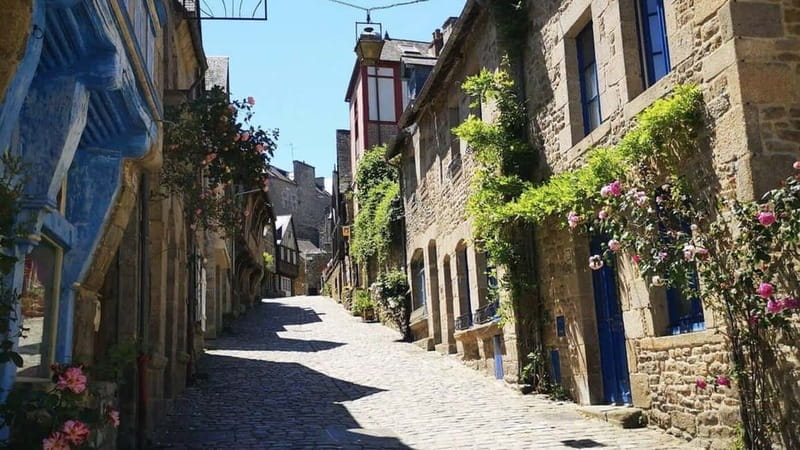 Dinan: Painting experience in a café - The Unique Souvenir: Your Canvas