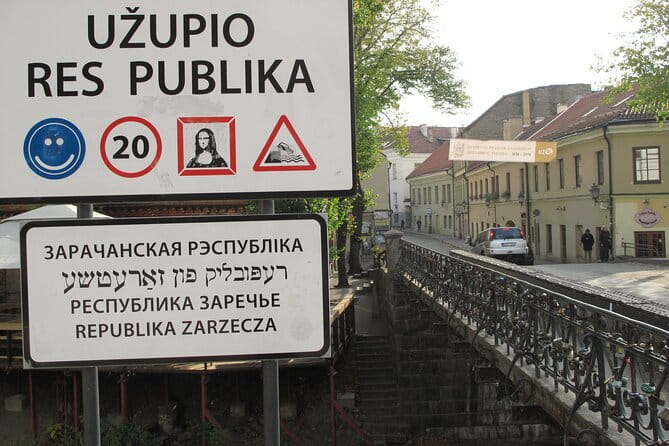 Discover the main sights and hidden gems in Vilnius Old Town - Key points / Takeaways