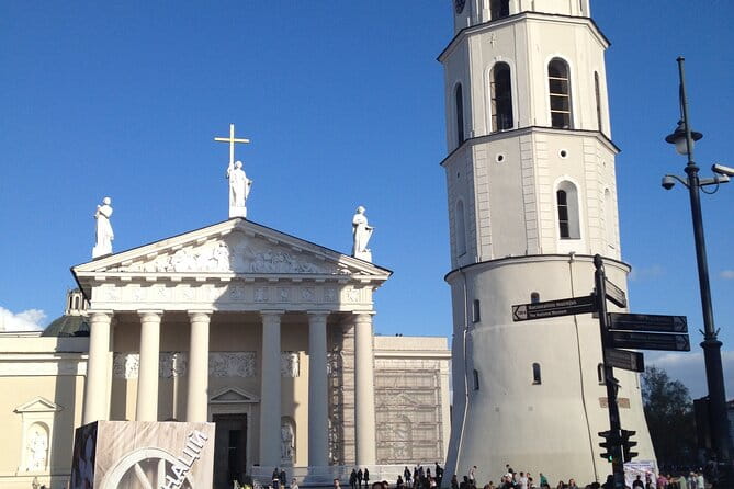 Discover the main sights and hidden gems in Vilnius Old Town - Vilnius University: A Center of Learning and Architecture