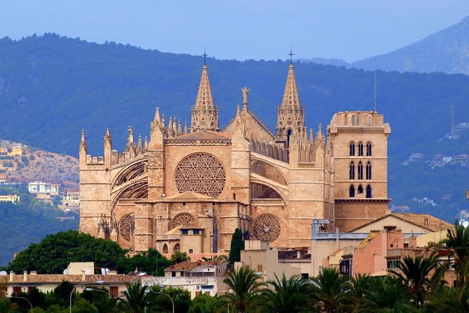 Discover the major cultural attractions of Palma De Mallorca on a Private Tour - The Price and What It Means for You