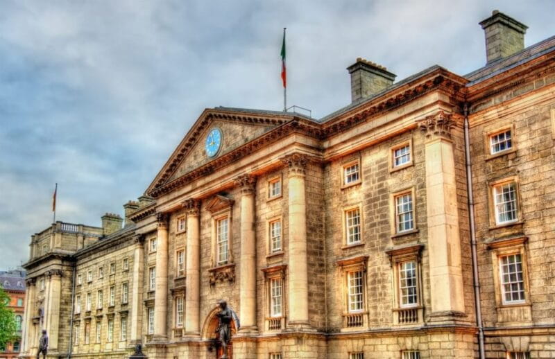 Dublin: Historical and Cultural Historical Walking Tour - College Green and Trinity College: The Academic Pulse