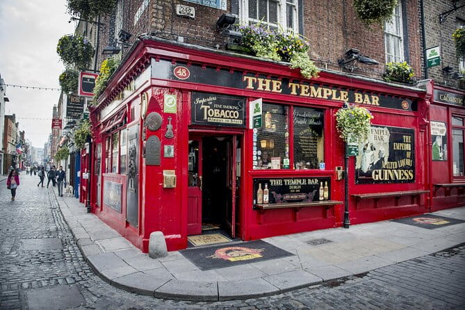 Dublin Old Town: Famous Pubs Exploration Game and Tour - Key points / Takeaways