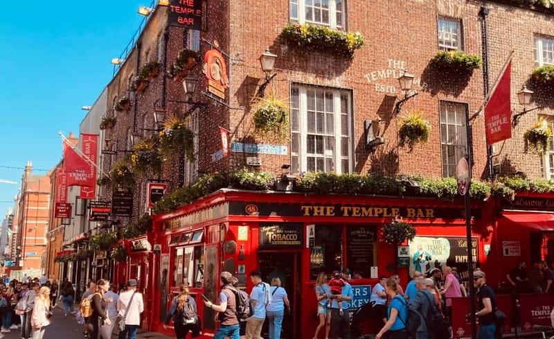 Dublin: Small Group Walking Tour includes Temple Bar - St. Stephen’s Green and Grafton Street: A Classic Dublin Scene