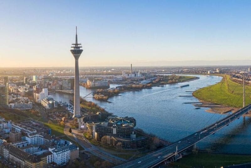 Dusseldorf : Highlights Walking tour with A Guide - Art and Culture at Kunsthalle Dusseldorf