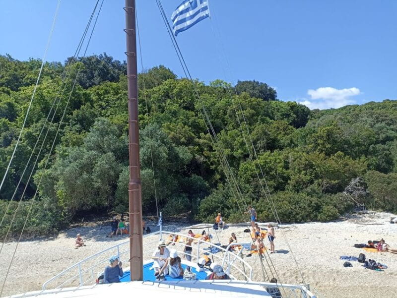 East coast cruise - Sightseeing and BBQ Lunch - Who Should Consider This Experience?