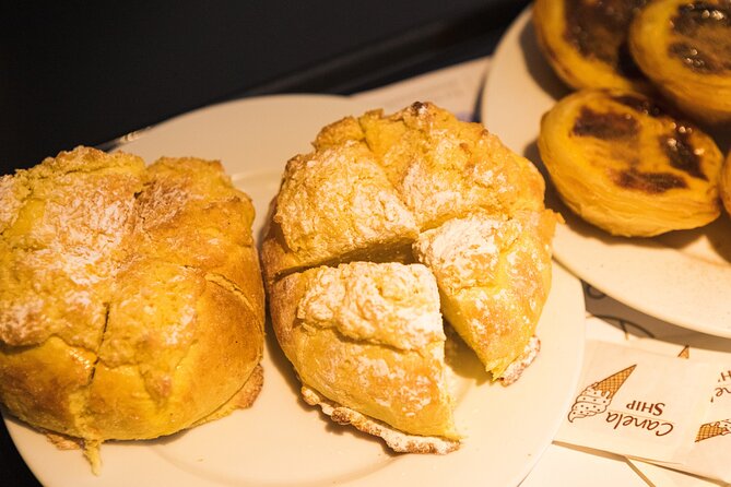 Eating Lisbon Food & Tuk Tuk Tour - Exploring Mouraria District