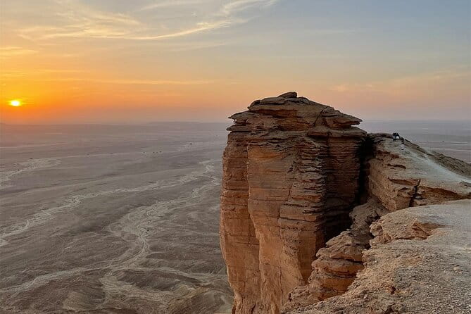 Edge of the World Tour Including Dinner and Hike From Riyadh - Scenic Lookout Point
