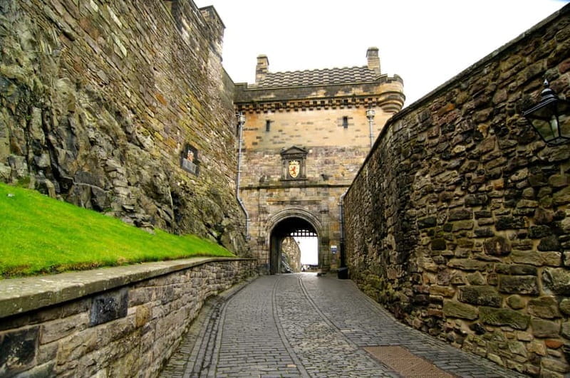 Edinburgh Castle: Guided Tour in Spanish - Entering Edinburgh Castle: What to Expect