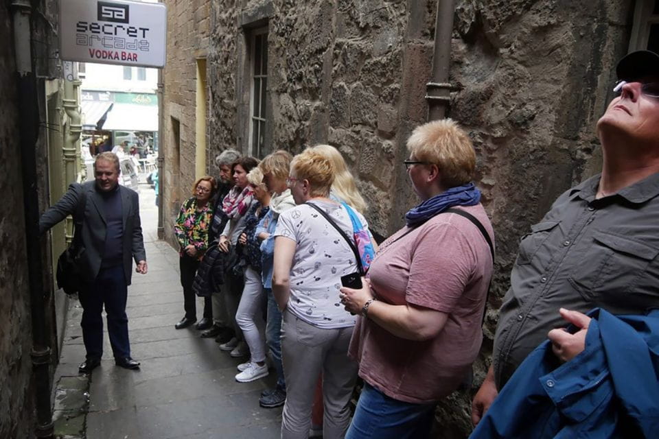 Edinburgh: City Highlights Private Guided Walking Tour - Admiring Edinburgh Castle