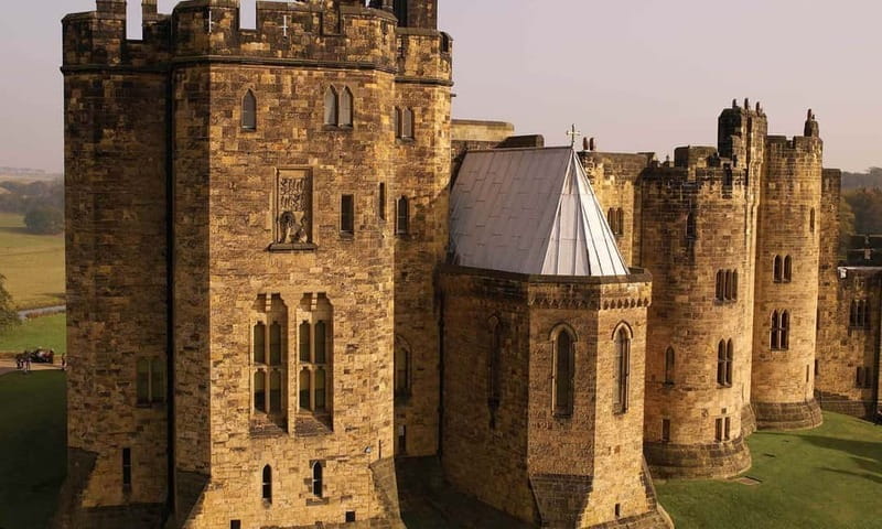Edinburgh: Harry Potter and English Castles Tour in Spanish - Entering the World of Northumberland’s Castles