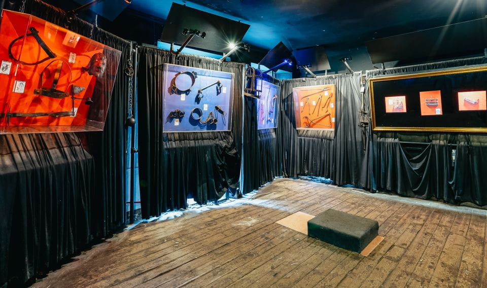 Edinburgh: Late-Night Underground Vaults Terror Tour - Claustrophobic Vaults Experience