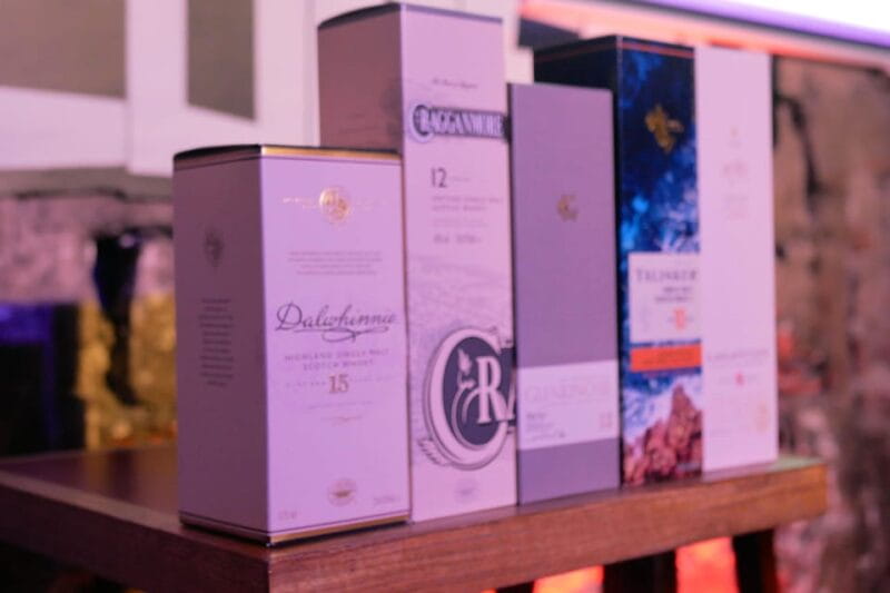 Edinburgh: Mountebank Comedy Whisky Tasting - The Venue: The Waverley Bar and Its Atmosphere