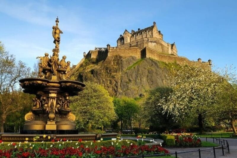Edinburgh: Must-See Attractions Guided Walking Tour - Exploring Edinburgh’s Old Town: What to Expect