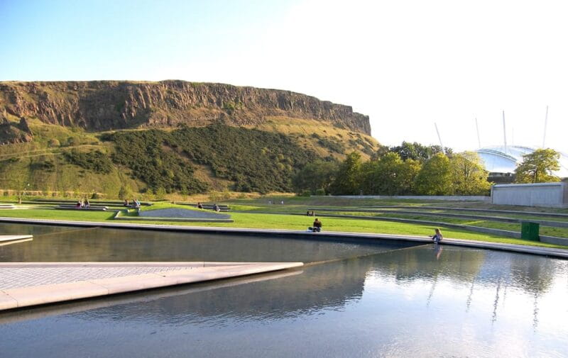 Edinburgh: Old Town Highlights Walking Tour - Exploring Medieval Architecture and Old Streets