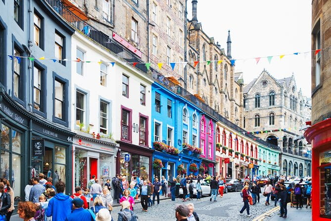Edinburgh Old Town: Professional Photoshoot & Edited Photos - Who Should Consider This Photoshoot?
