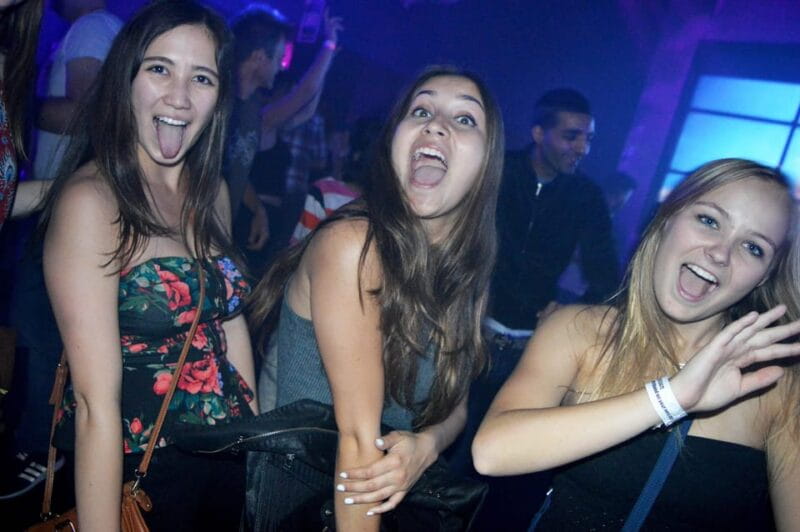 Edinburgh's Best Bar Crawl: Free Shots, Discounts, Photos - Who Will Love This Experience?