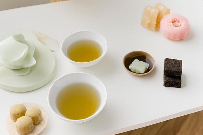 Enjoy Japanese Art With Sake and Tea - Key Points