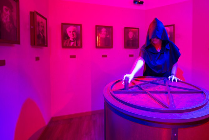 Escape Room in the Heart of Lisbon! - Plaid Cape-Wearing Detective Mission