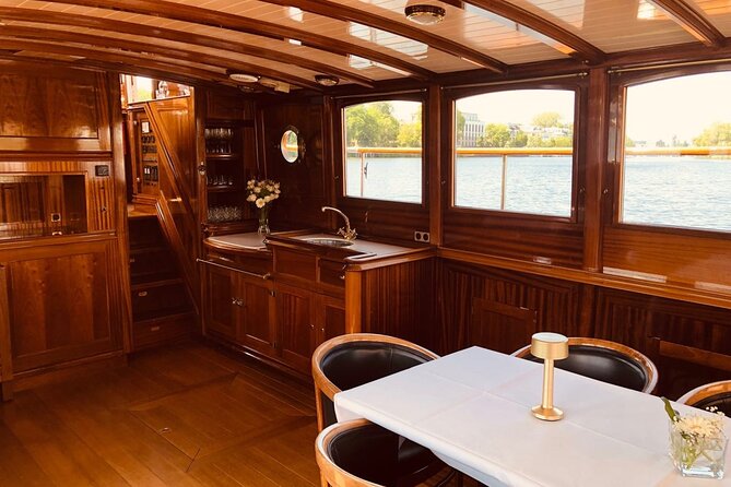 Evening Aperitif Tour Aboard the Motor Yacht Fitzgerald - Highlights and Amenities