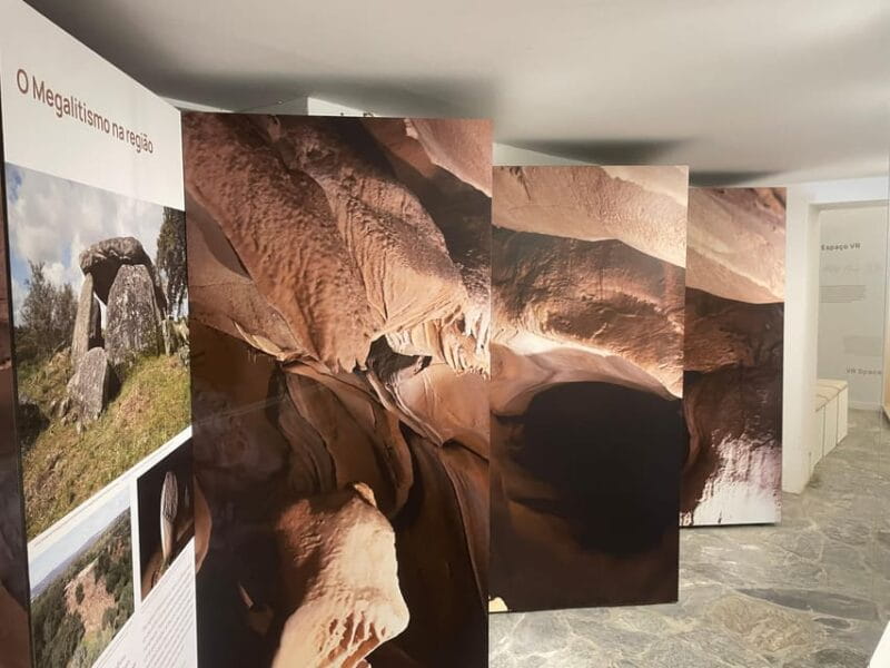 Évora or Montemor: Guided Tour of the Escoural Caves - Inside the Caves: Prehistoric Art and Artifacts