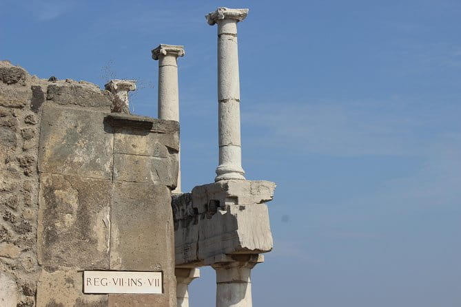 Excavations of Pompeii. Tourist guide and skip-the-line ticket - Exploring Pompeii with a Guided Expert