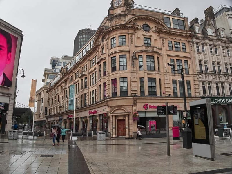 Exclusive Cardiff Walking Tour - City Hall and the Architectural Tapestry