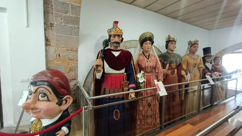 Familly friendly: tailored tapas, giants & Scavenger Hunts! - Introducing a Family-Friendly Barcelona Adventure