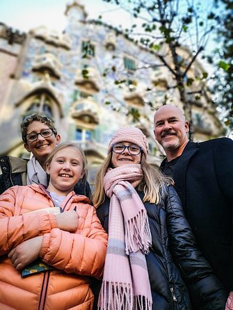 Family Private Tour: Churros, Hot Chocolate & Games in Barcelona - Treasure Hunts and Games