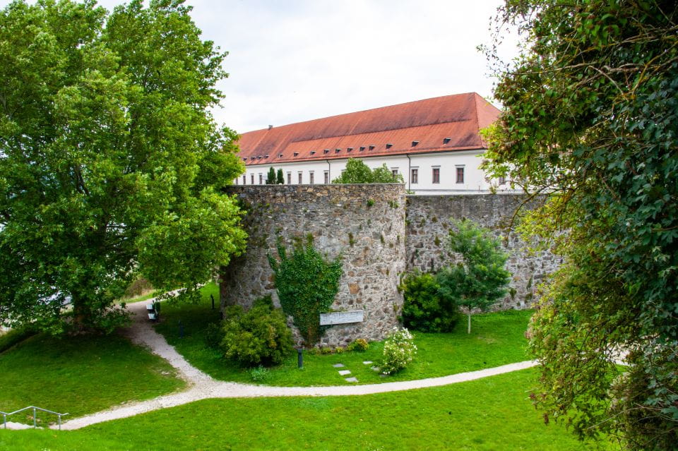 Family Tour of Linz's Old Town, Pöstlingberg and Grottenbahn - Highlights of the Tour