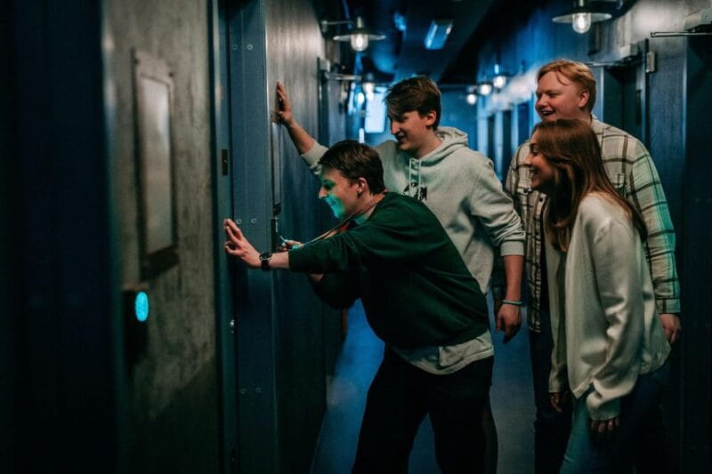 Fangene på Fortet Bergen: Prison Island Adventure Escapegame - The Role of Guides and Staff