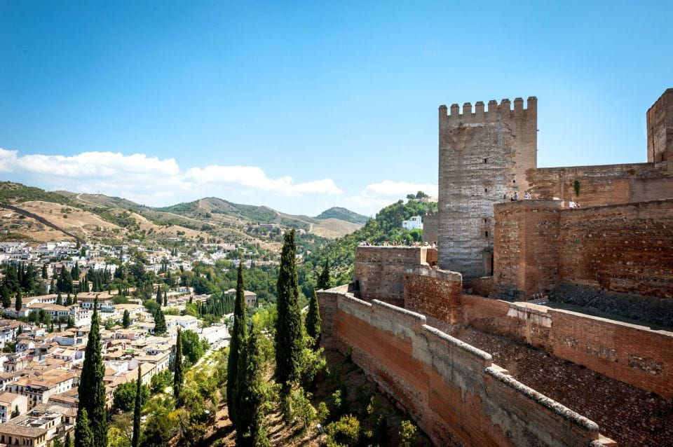 Fast-Track Alhambra & Nasrid Palaces Guided Tour - Knowledgeable Guides and Engaging Tours