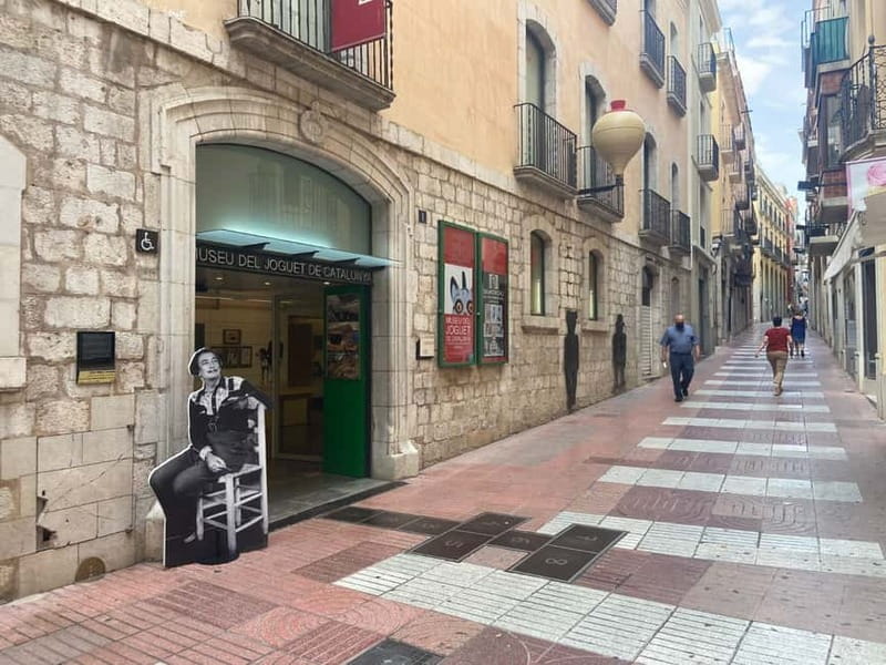 Figueres & Dali Museum Walking Tour with Tickets - Entering the Salvador Dalí Museum: A Gateway to Surrealism