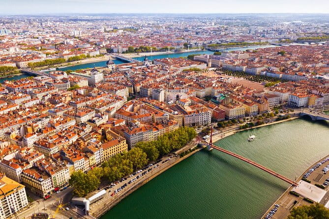 Fly above Lyon in a private plane - Key points / Takeaways