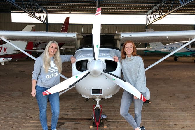 Fly around Paris with a local pilot - The Experience in Detail