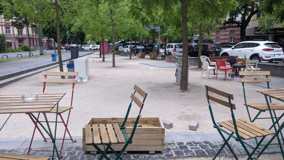 Frankfurt: Self-guided City Walk to Locals Favourite Places - Explore Local Gems