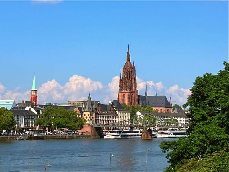 Frankfurt: Walking tour in Russian in private - just for you and your friends - Who This Tour Is Best For