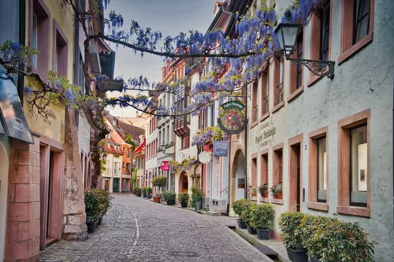 Freiburg im Breisgau: old town group walking tour Italian - Key points / Takeaways
